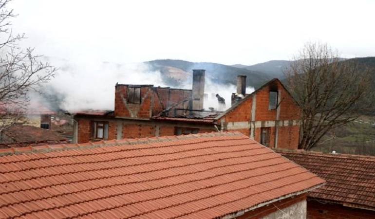 Bolu’da 2 katlı evin çatısı yandı