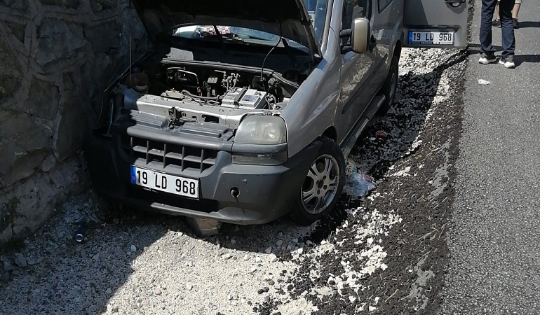 Gerede'de Beton Duvara Çarpan Araç Sürücüyü Yaraladı