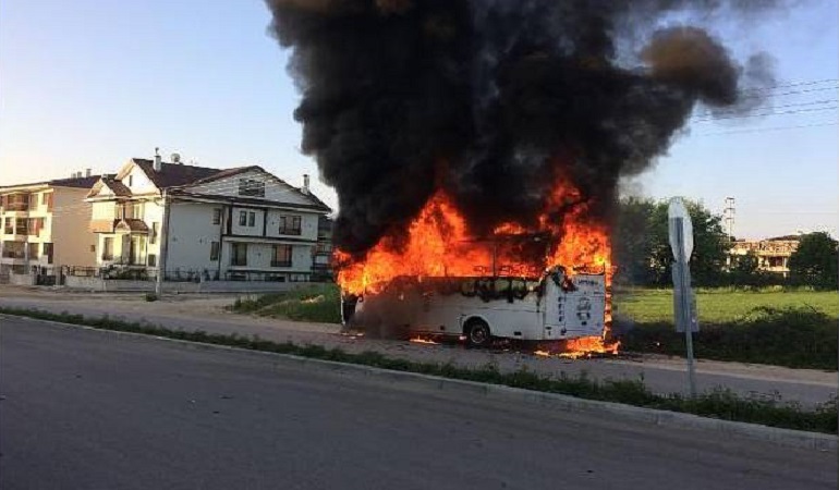 Bolu'da park halindeki yolcu midibüsü yandı