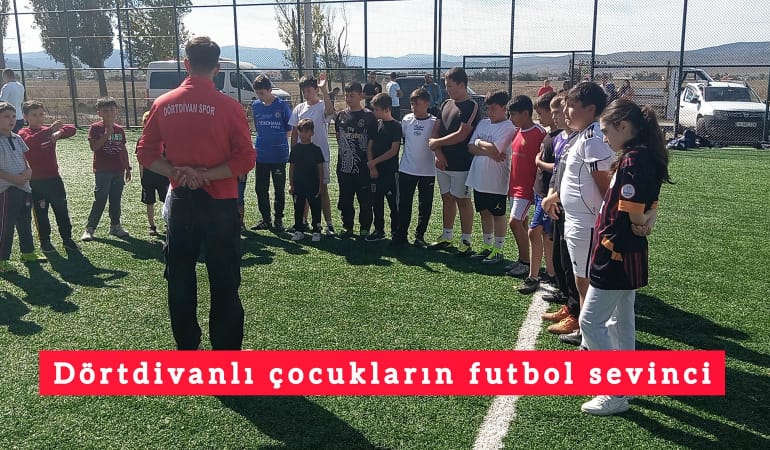 Dörtdivanlı çocukların futbol sevinci