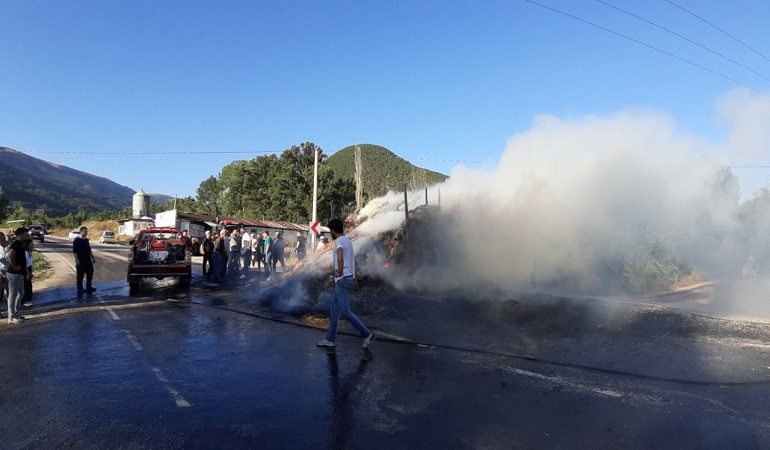 Traktör römorkunda yangın çıktı: 110 saman balyası küle döndü!
